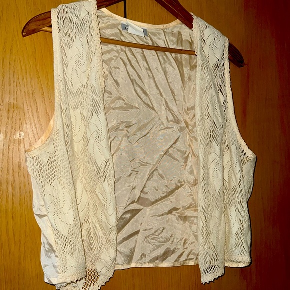 Woman’s off-White Vest SIZE L(16-18) - Picture 1 of 7